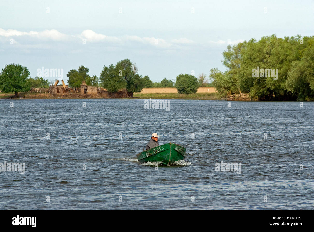 Mann im Motorboot, Donaudelta, Rumänien, Europa Stockfoto
