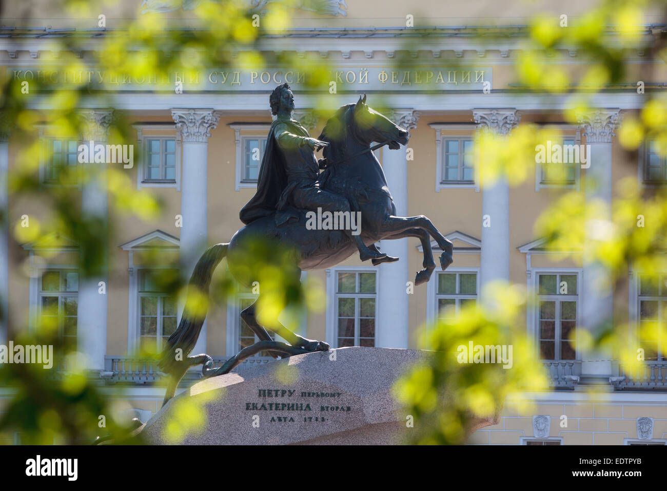 Der eherne Reiter ist ein Reiterstandbild Peters des großen in Sankt Petersburg, Russland. Stockfoto