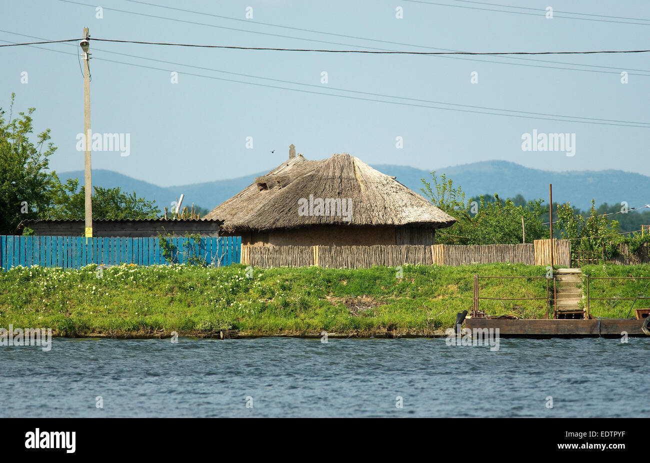 Typische Gebäude mit Dach aus Schilf in dem kleinen Dorf Mila 23, Tulcea, Donaudelta, Rumänien, Europa Stockfoto