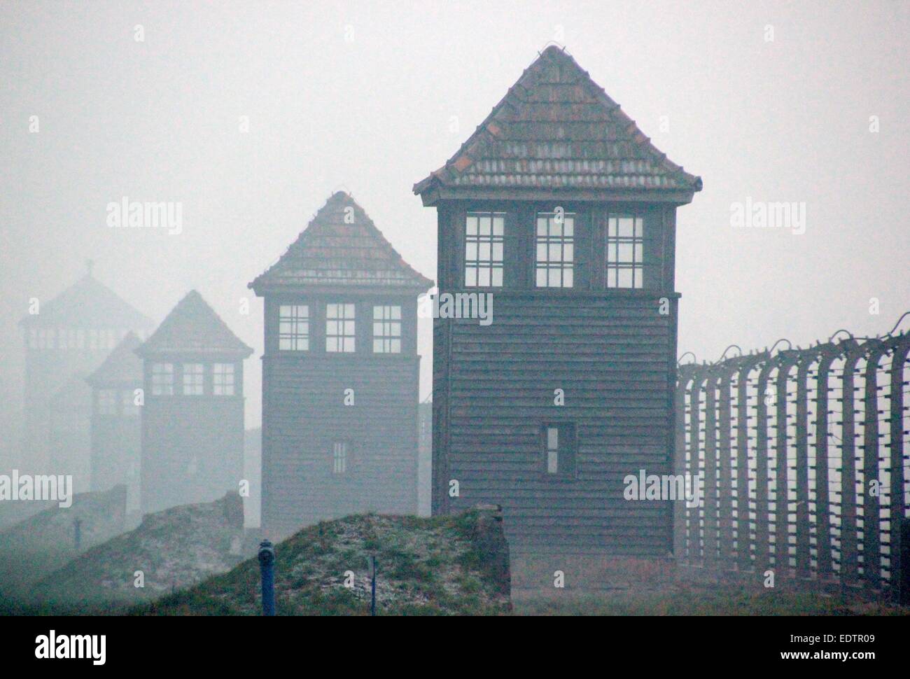 Der Stacheldraht kabelgebundene Zaun und Wachtürme des KZ Auschwitz-Birkenau stehen überdachte im Nebel in Oswiecim, Polen, 5. Oktober 2014. Auschwitz-Birkenau, auch bekannt als Auschwitz II dann rund drei Kilometer vom Stammlager wurde und von Heinrich Himmler ursprünglich wurde, 100.000 sowjetische P.o.Ws unterzubringen. Die Pisten neben den Türmen Wer Bunker Einheiten waren SS-Wachmannschaften Deckung bei Luftangriffen gehen könnte. Befreiung des Lagers wurde durch sowjetische Truppen am 27. Januar 1945 und wurde 1947 in eine Gedenkstätte und ein Museum umgebaut. Das Camp ist seit 2007 aufgeführten Weltkulturerbe der UNESCO Stockfoto