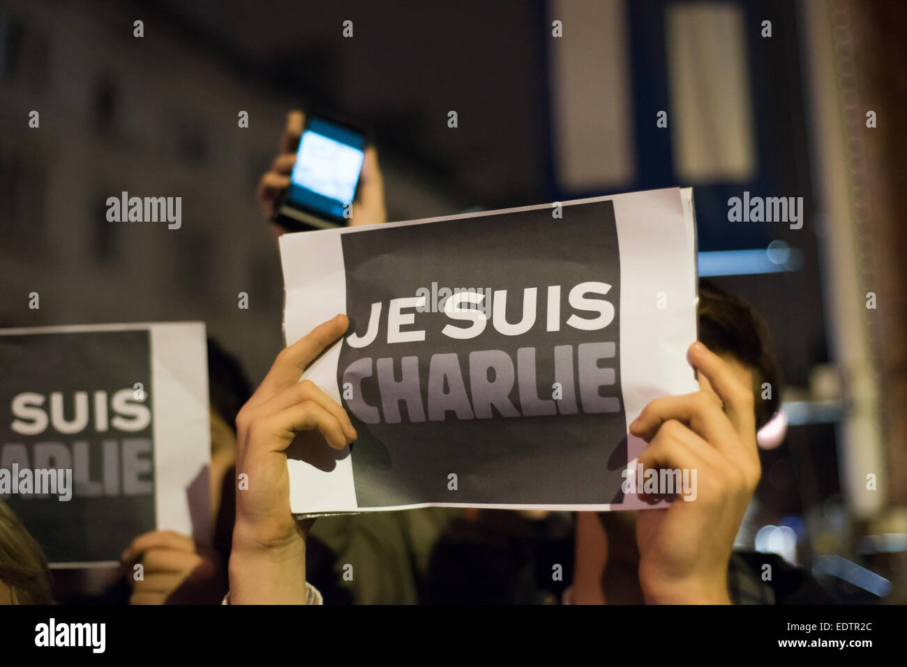 Cine Lumiere, South Kensington, London, UK. 9. Januar 2015. Eine Mahnwache für die Opfer des Massakers von Charlie Hebdo findet bei Cine Lumiere in South Kensington, London. Bildnachweis: Matthew Chattle/Alamy Live-Nachrichten Stockfoto