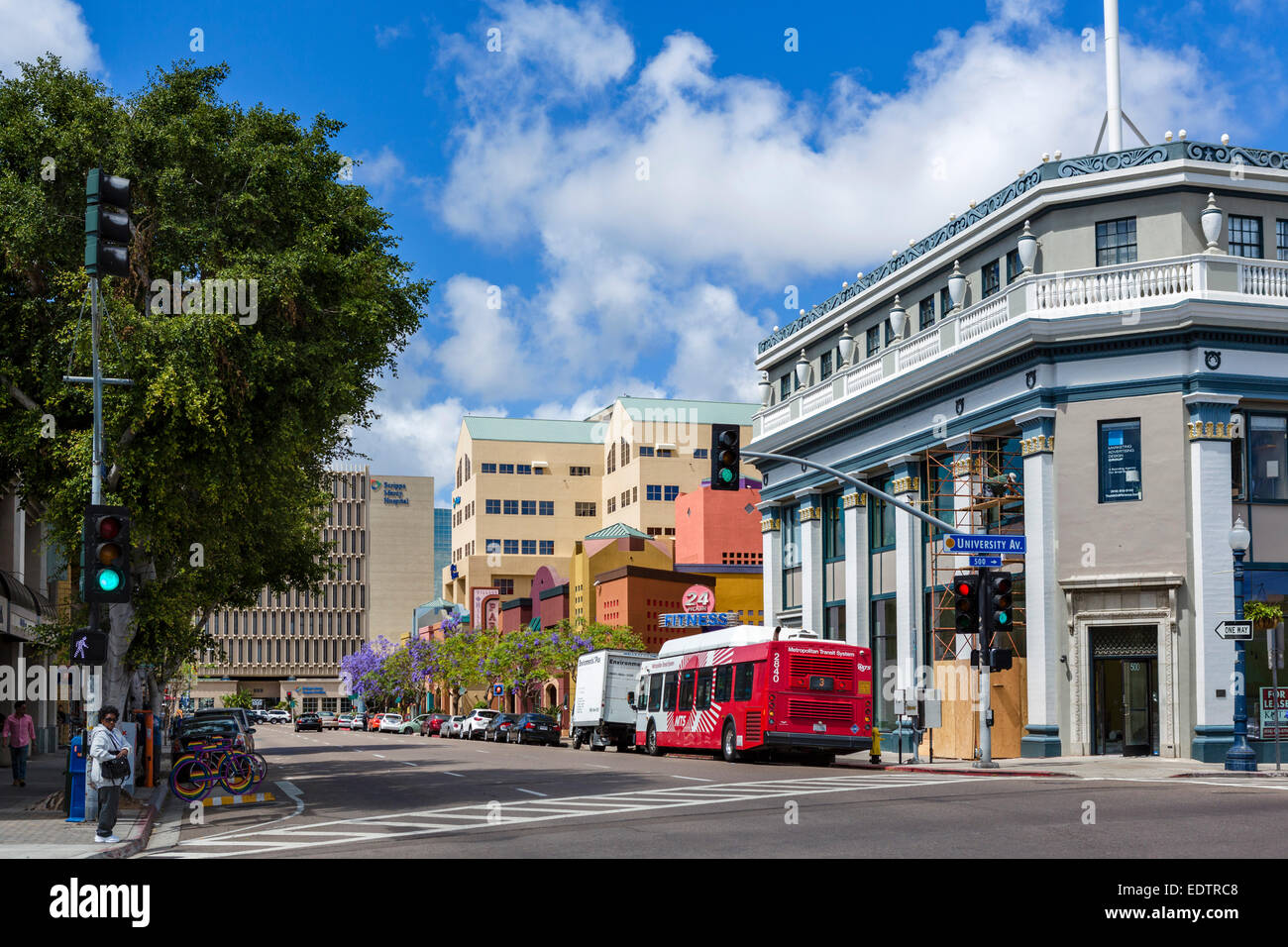 Schnittpunkt der University Avenue und der 5th Avenue im Stadtteil Hillcrest von San Diego, Kalifornien, USA Stockfoto