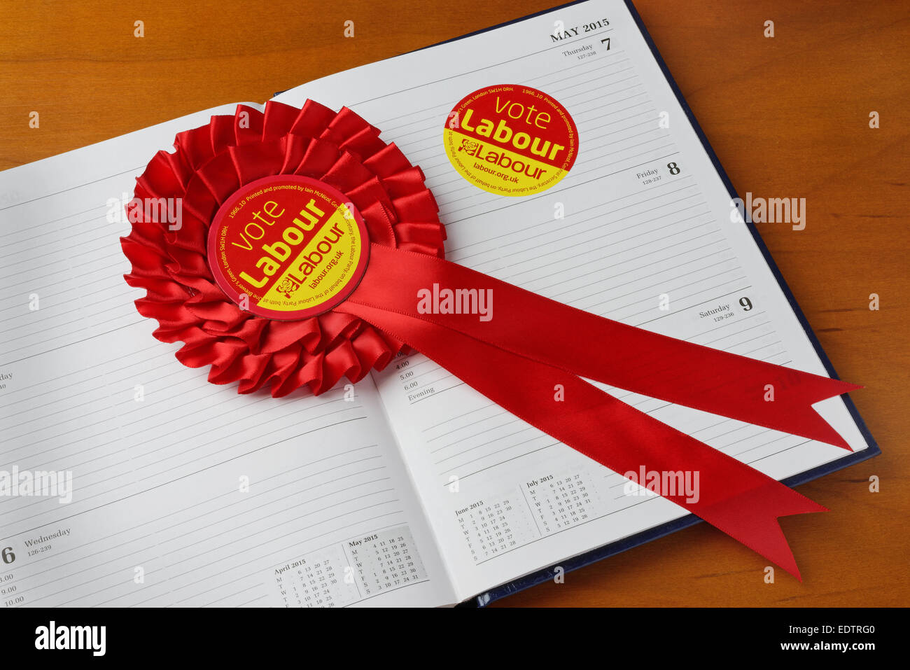 Abstimmung Labour Aufkleber und Rosette auf ein Tagebuch auf General Election Day, 7. Mai. 2015. Wahl Konzept. Stockfoto