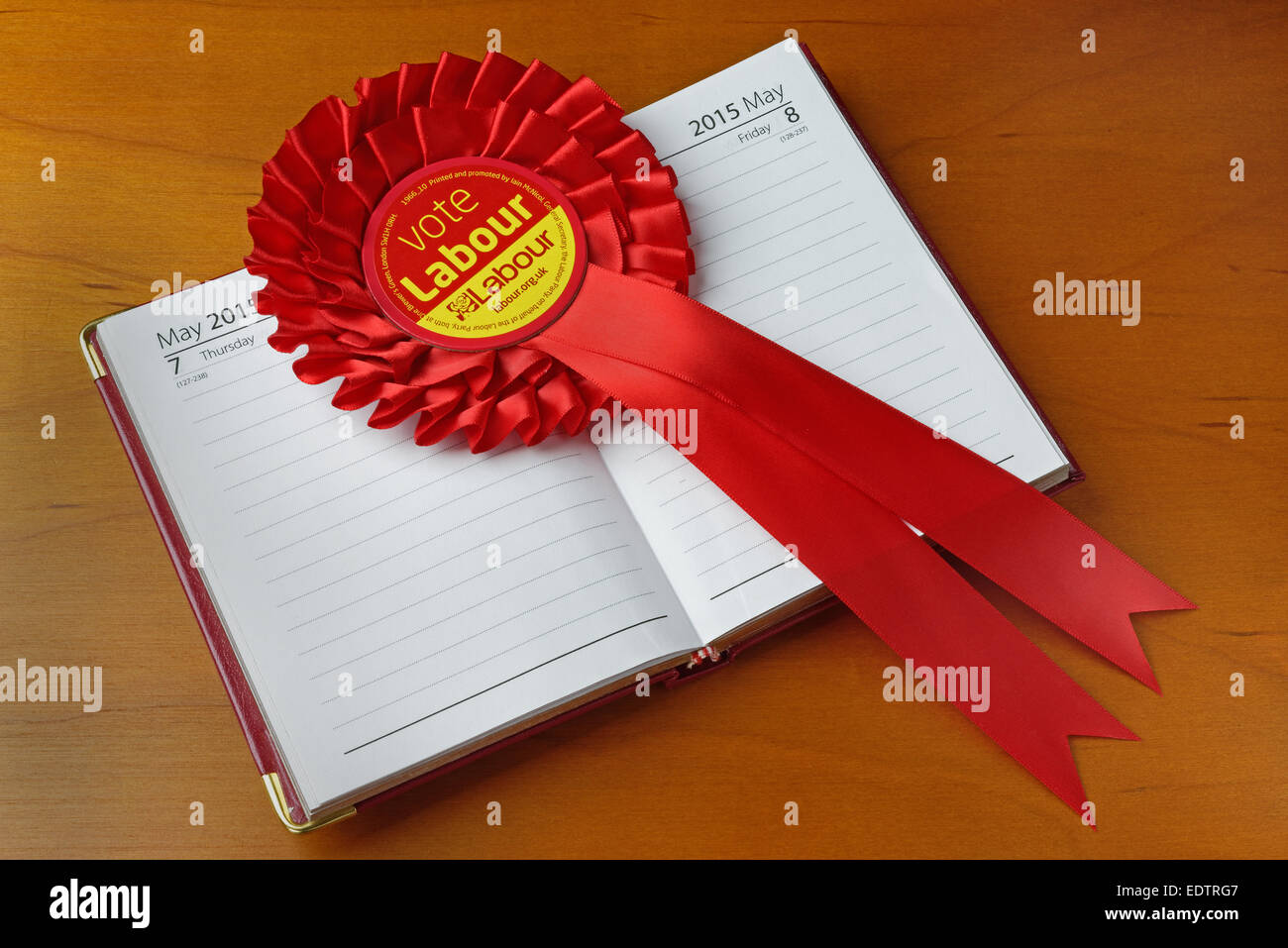 Abstimmung Labour Rosette auf ein Tagebuch auf General Election Day, 7. Mai. 2015. Wahl Konzept. Stockfoto
