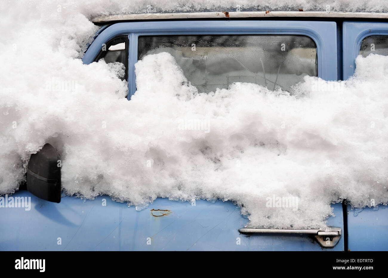 Detail in der Winterzeit mit einem verlassenen alten Auto erschossen Stockfoto