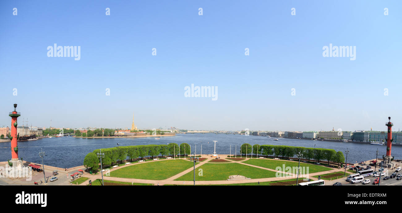 Sankt-Petersburg, Russland. Blick auf die Newa und die Nehrung der Wassiljewski-Insel. Rostral Spalte. Stockfoto