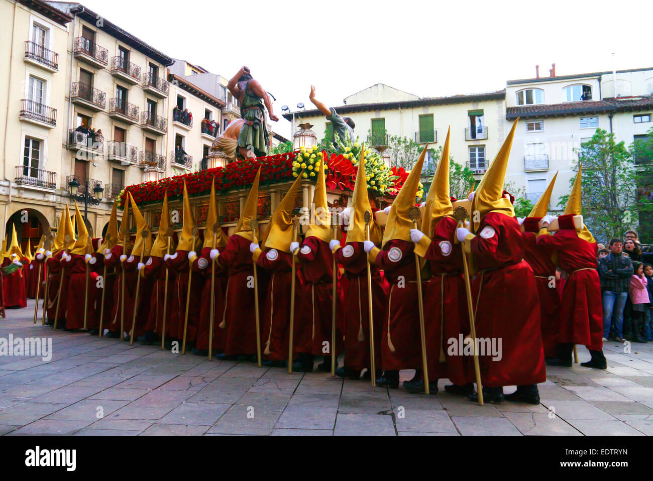 Religiöse Prozession der Büßer während der Semana Santa Ostern feiern in Logroño, Spanien Stockfoto