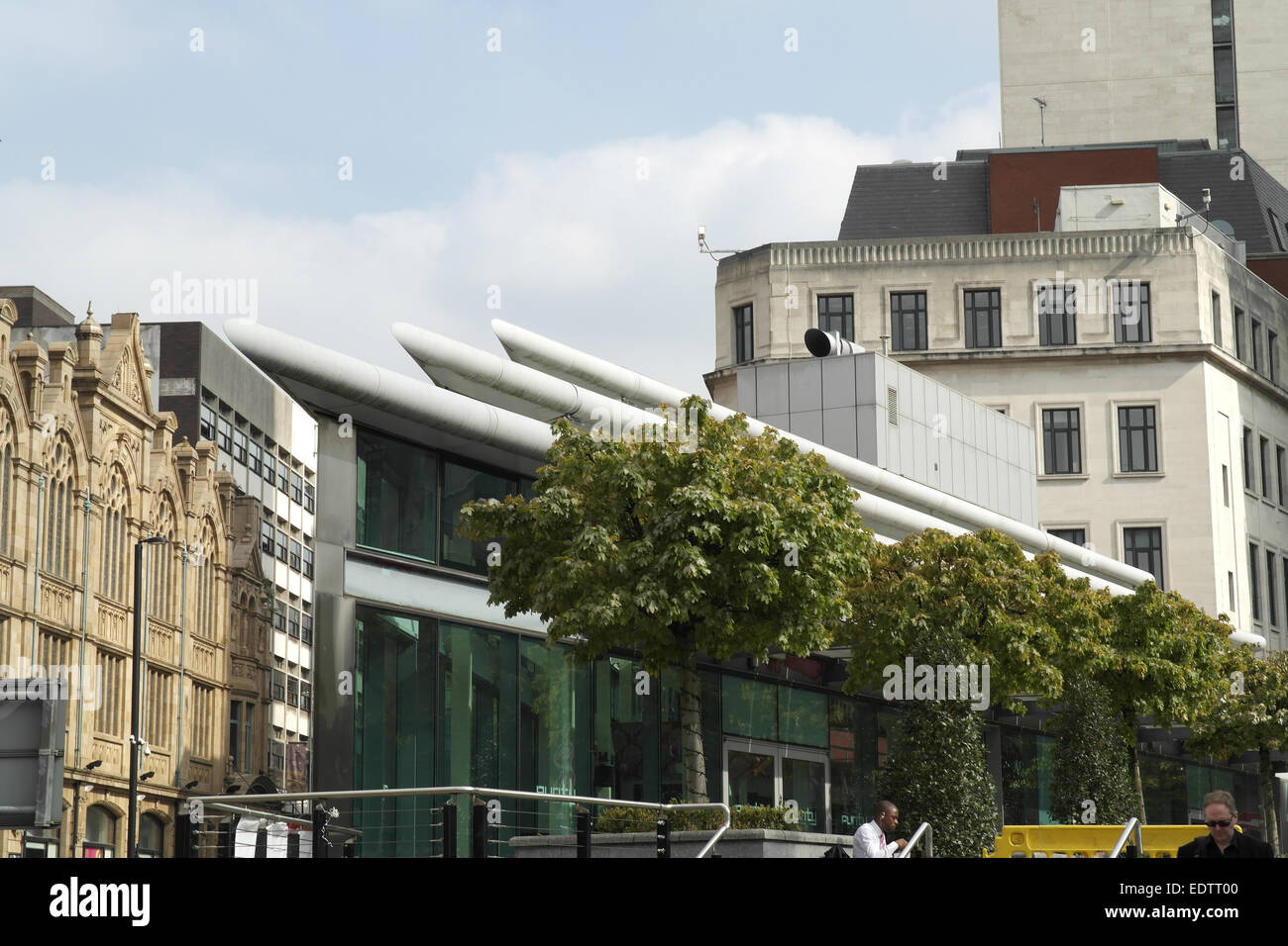 Sonnigen Blick auf Peter Street und Radisson Blu Hotel, keilförmige Pavillon Einheit, Great Northern Square, Manchester Stockfoto