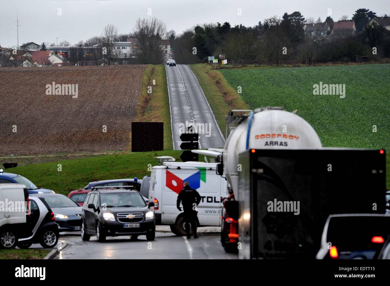 Dammartin-En-Goele, Frankreich. 9. Januar 2015. Polizei Kontrolle Verkehr mit Dammartin-En-Goele, Nord-östlich von Paris, wo zwei Brüder Charlie Hebdo Angriff statt einer Person als Geisel als Polizei verdächtigt die bewaffneten am 9. Januar 2015 in die Enge getrieben. Französische Sicherheitskräfte startete Angriff gegen Kouachi Brüder, die beiden Verdächtigen von Charlie Hebdo Angriff getötet. Bildnachweis: Xinhua/Alamy Live-Nachrichten Stockfoto