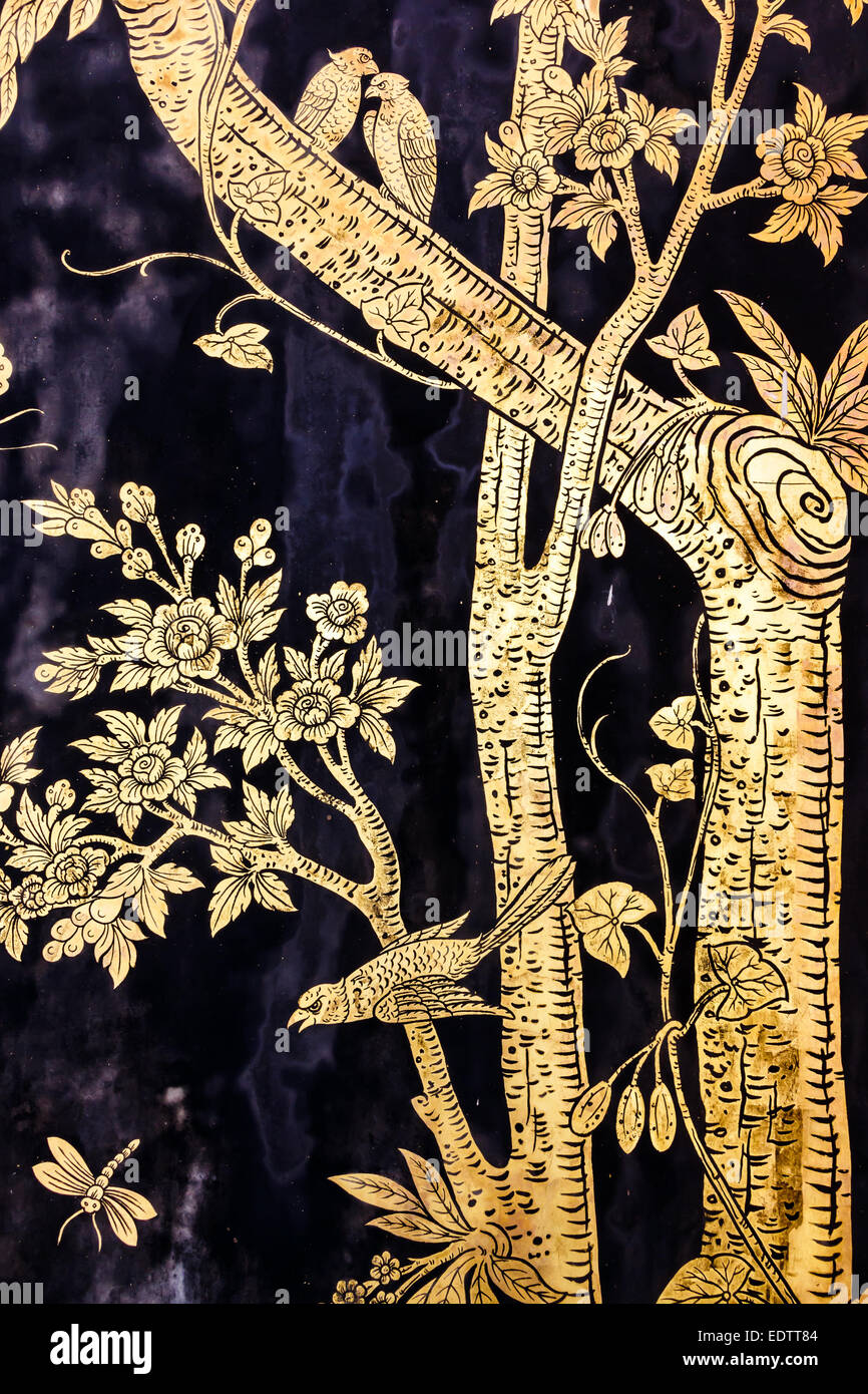 Das alte Bild der Bäume und Vögel und Libelle an Wand im thailändischen Tempel Stockfoto