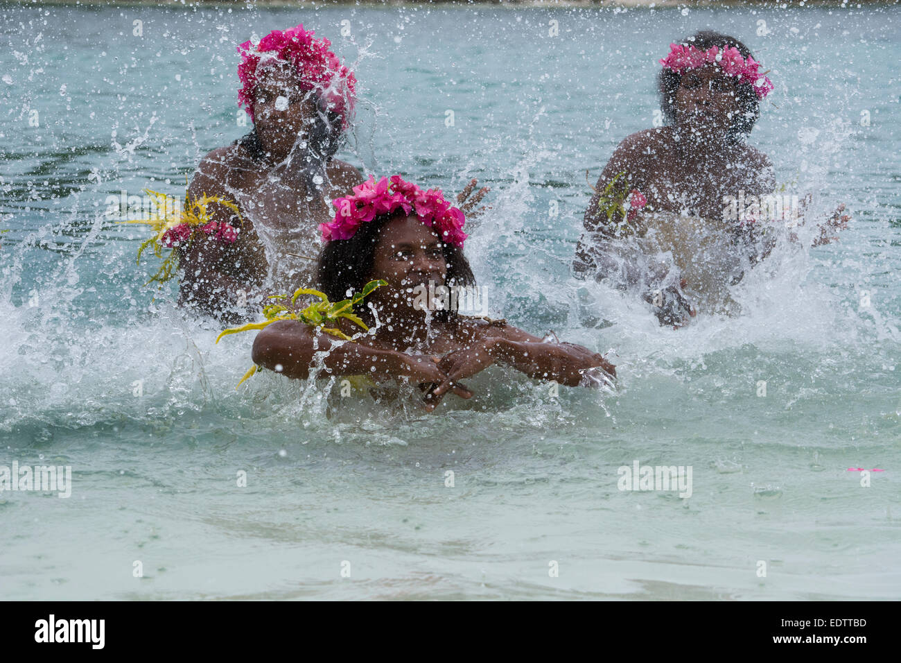 Republik von Vanuatu, Torres Inseln, Loh Insel. Besondere Leistung durch die einzigartige Wasser-Musik-Frauen aus Gaua. Stockfoto