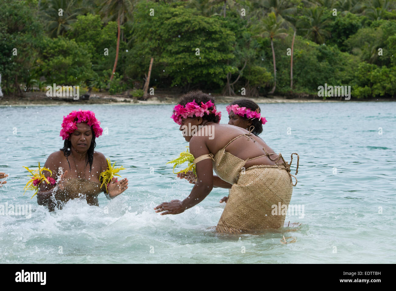 Republik von Vanuatu, Torres Inseln, Loh Insel. Besondere Leistung durch die einzigartige Wasser-Musik-Frauen aus Gaua. Stockfoto