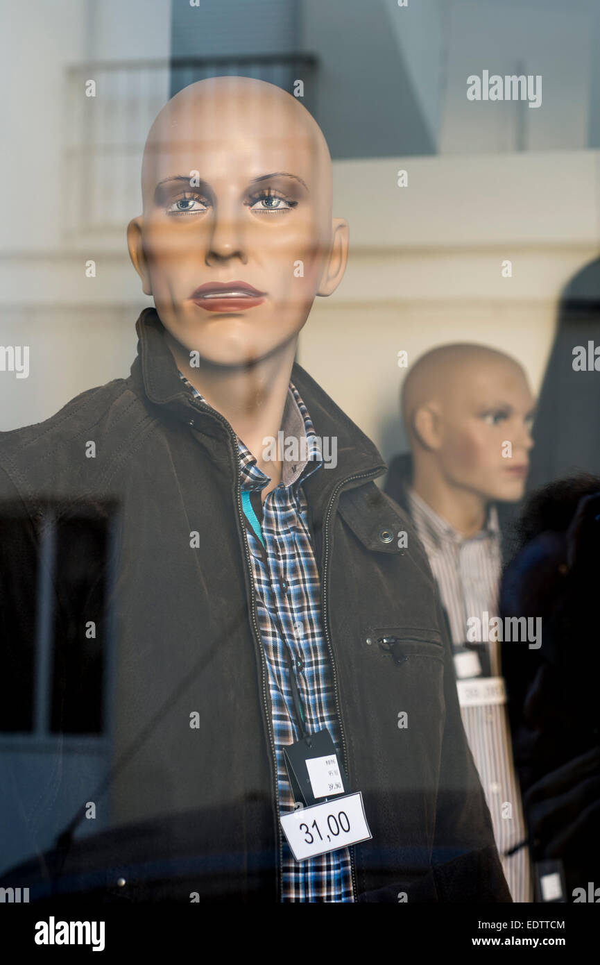 männliche Schaufensterpuppe im Schaufenster Fenster Stockfoto