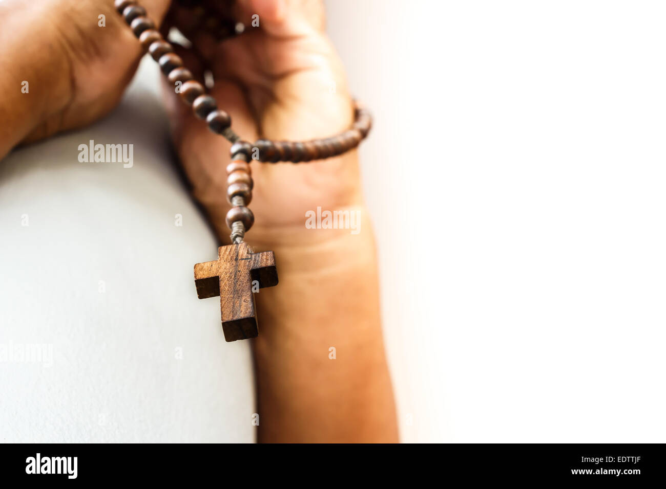 Menschen beten zu Gott mit Holz Rosenkranz Stockfoto