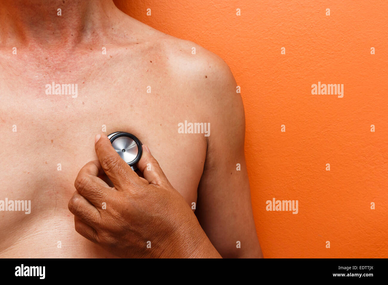 ein Arzt diagnostizieren Patienten durch schwarze Stethoskop Stockfoto