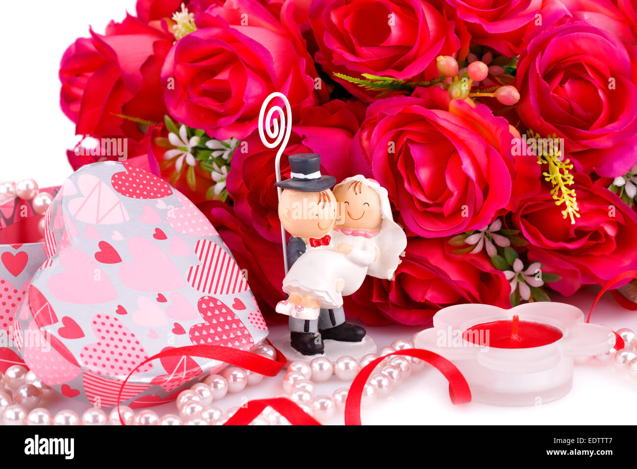 Rote Rosen, Braut und Braut, Kerze und Geschenk-Box Nahaufnahme Bild. Stockfoto