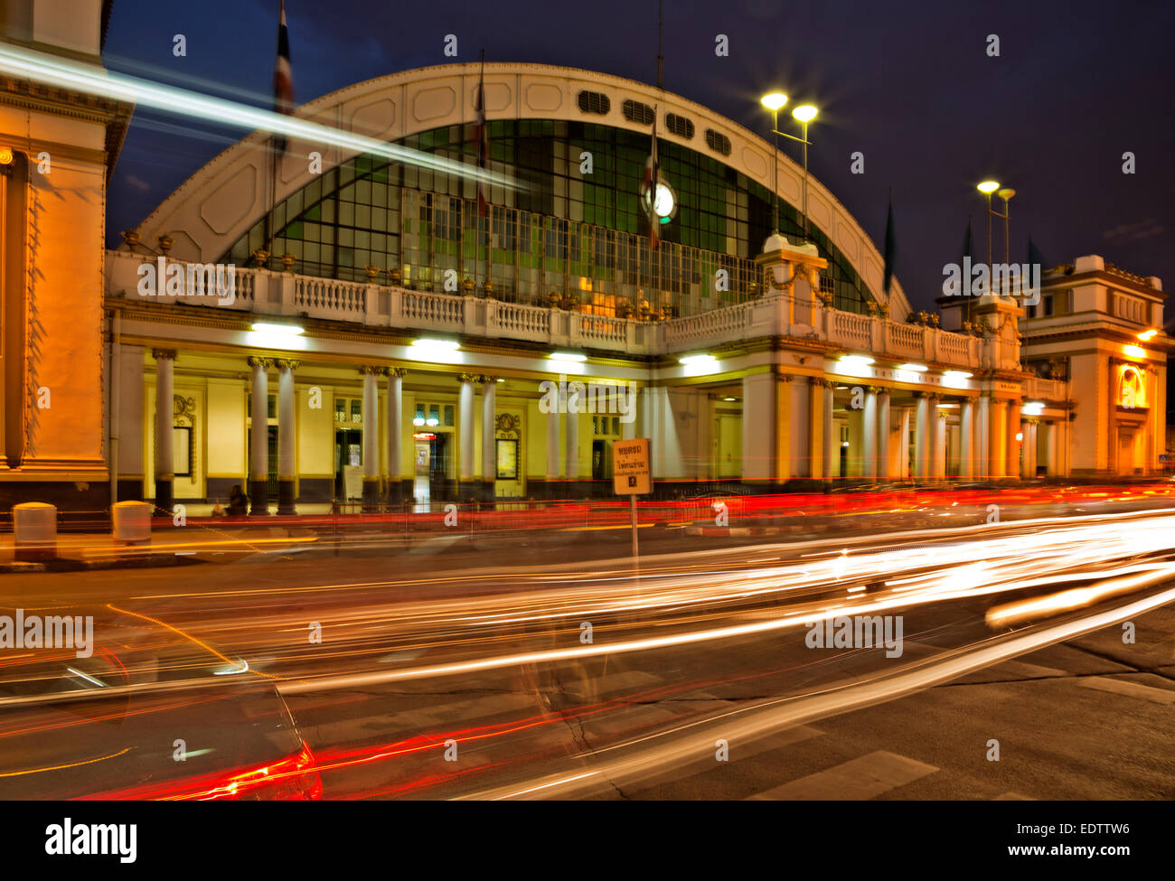 TH00239-00... THAILAND - stark befahrene Straße vor Hua Lamphon Hauptbahnhof in Bangkok in den Abend. Stockfoto