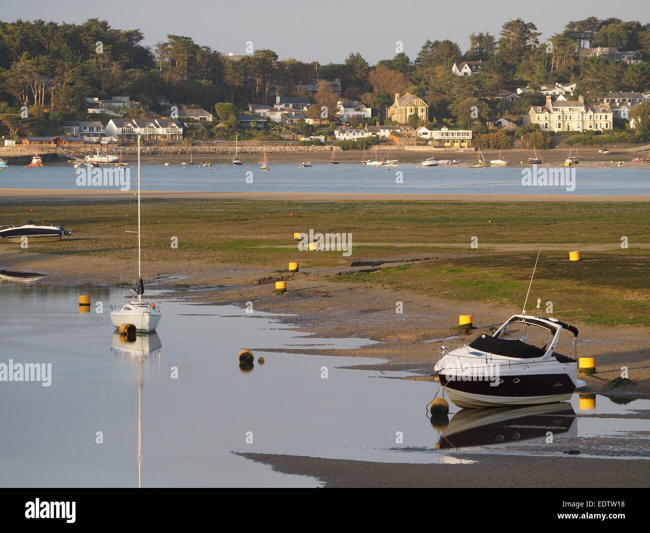 Blick über die Mündung des Flusses Camel von Padstow an Felsen bei Ebbe mit Booten Stockfoto