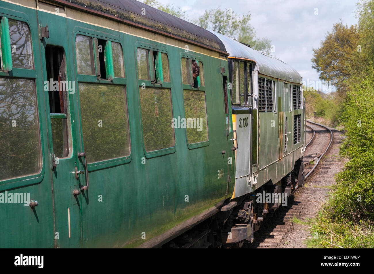 Klasse 31 Diesel Lok warten Shenton auf dem Schlachtfeld mit einem Zug abfahren erhalten Eisenbahn in Leicestershire Stockfoto