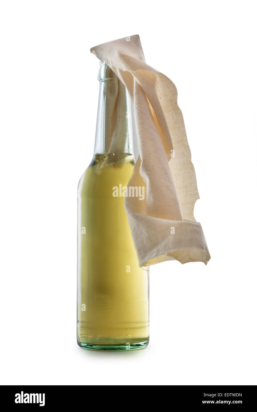 Glasflasche gefüllt mit Benzin, eine so genannte Molotov-Cocktail, isoliert auf weißem Hintergrund Stockfoto