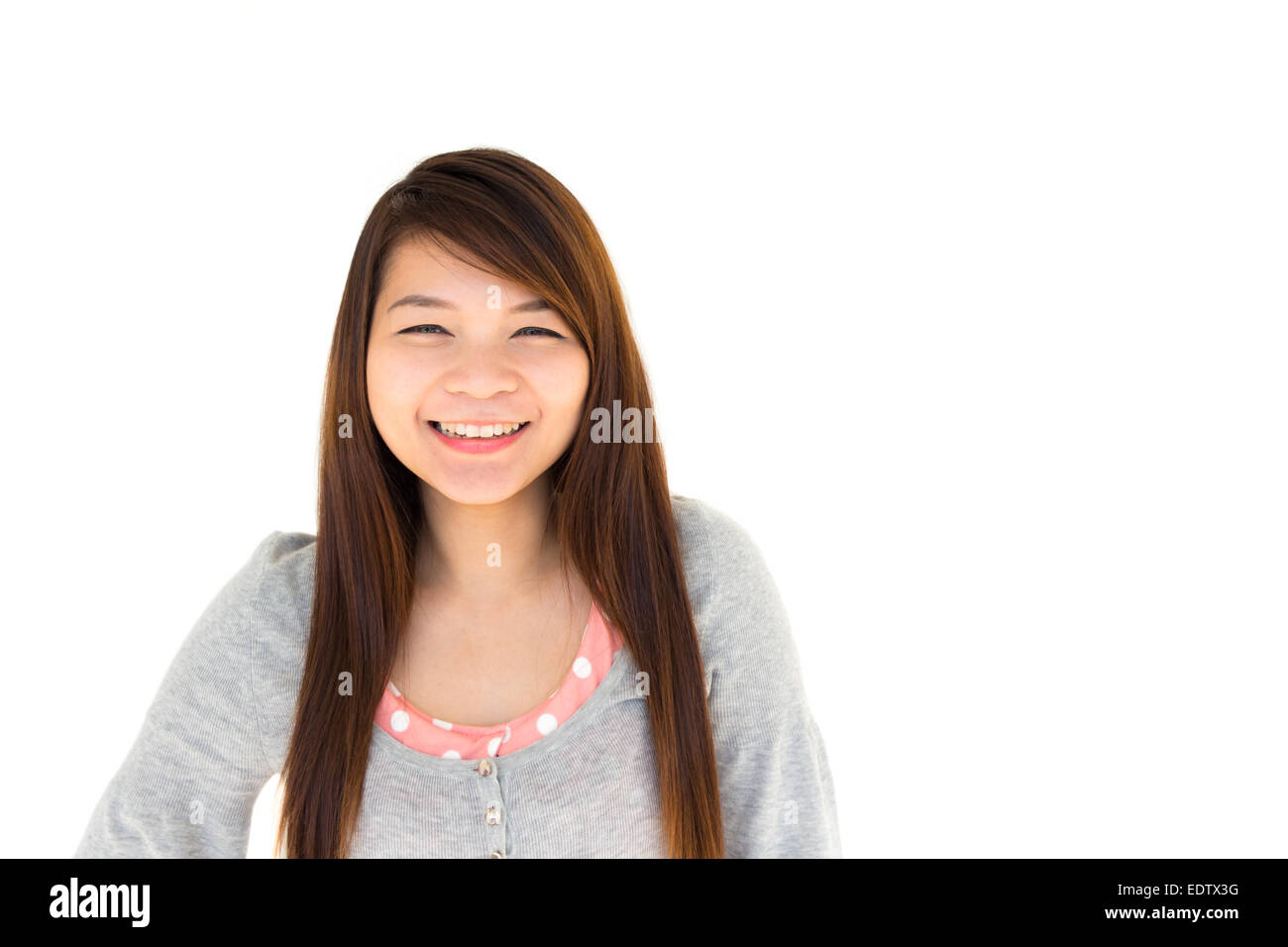 rundes Gesicht und weiße Haut lächelt thai behaarte Frau mit grauen Mantel auf weißem Hintergrund (leeren Bereich auf der rechten Seite) Stockfoto