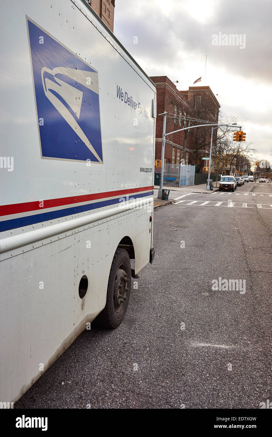 US Postal Service-LKW liefern Pakete in Brooklyn, New York Stockfoto