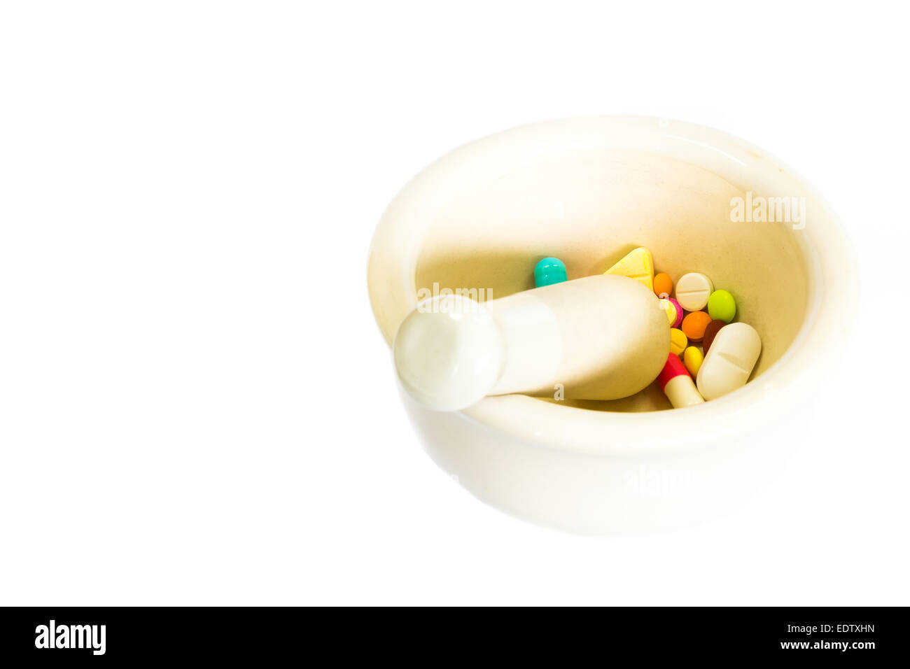 weiße Tasse für Crush Drogen auf weißem Hintergrund (isoliert) und leeren Bereich auf der linken Seite Stockfoto