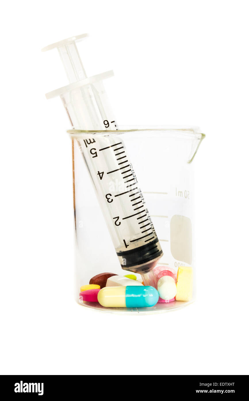 Spritze in Becher und Gruppe von Medikamenten auf weißem Hintergrund (isoliert) Stockfoto