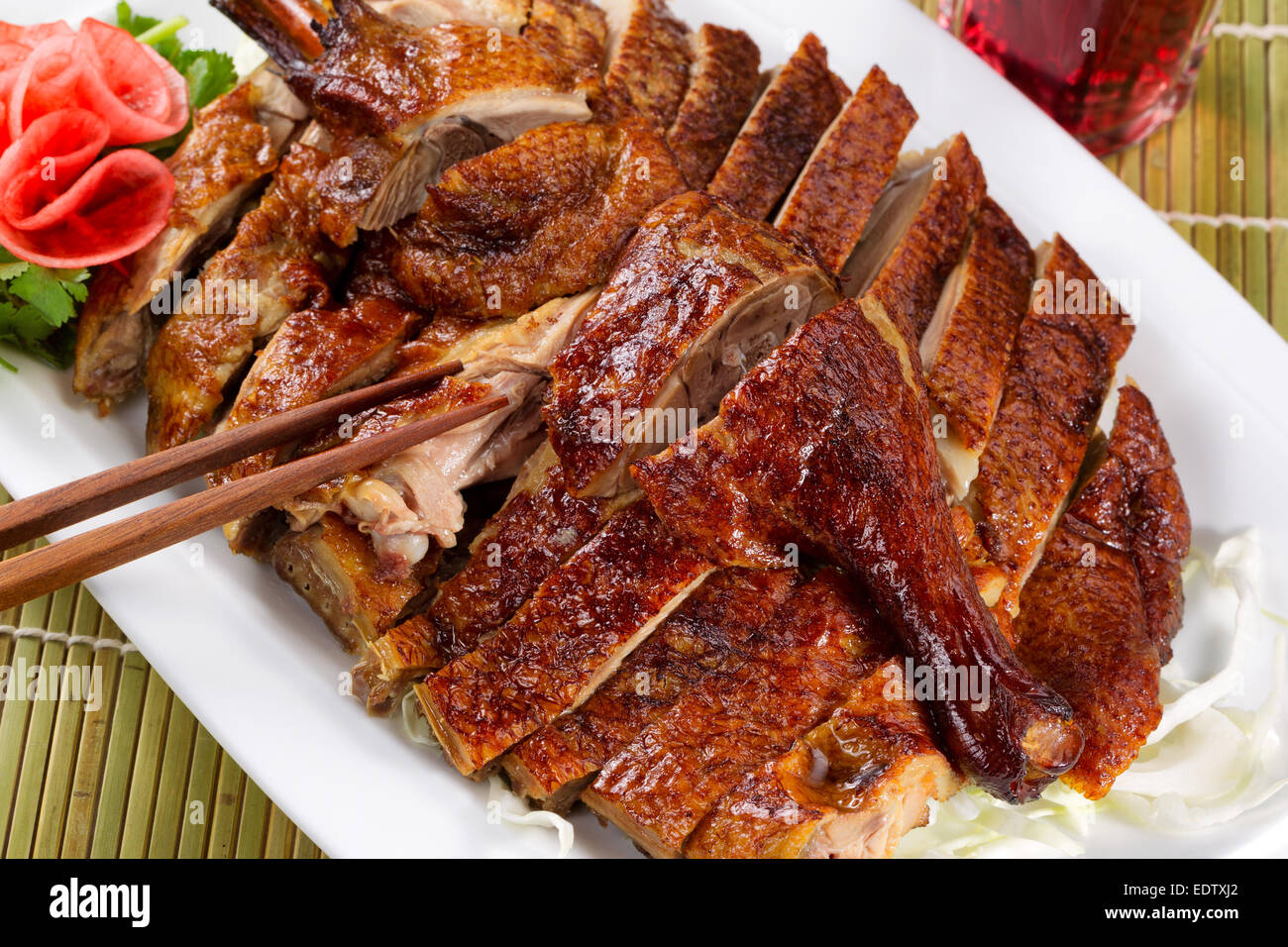 Chinesisch knusprig gebratene Ente mit Rotwein auf natürliche Bambusmatte Stockfoto