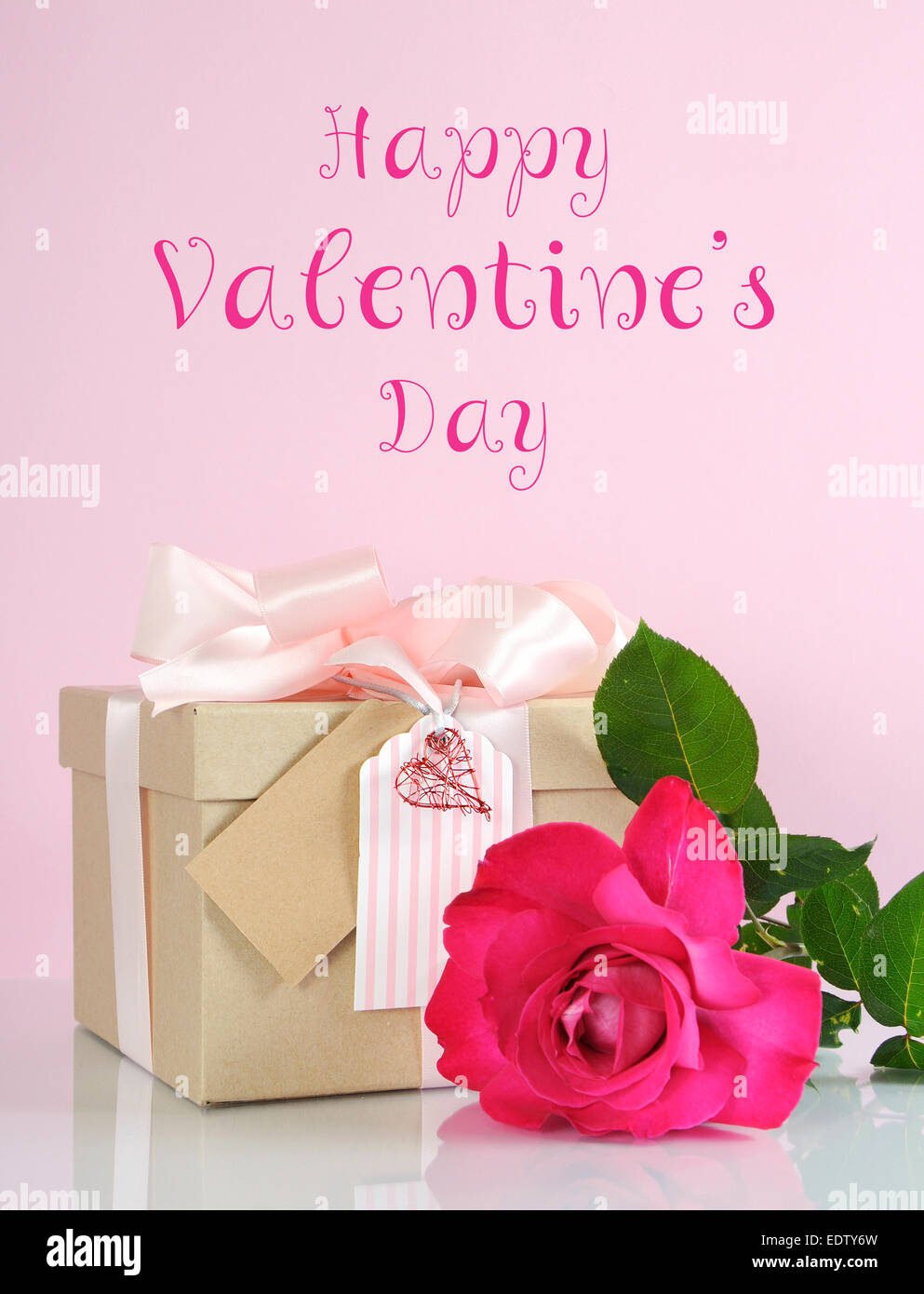 Schöne klassische Kraft Papier Karton Geschenk-Box mit blass rosa Schleife und Rose mit Happy Valentines Day Probe Text Gruß Stockfoto