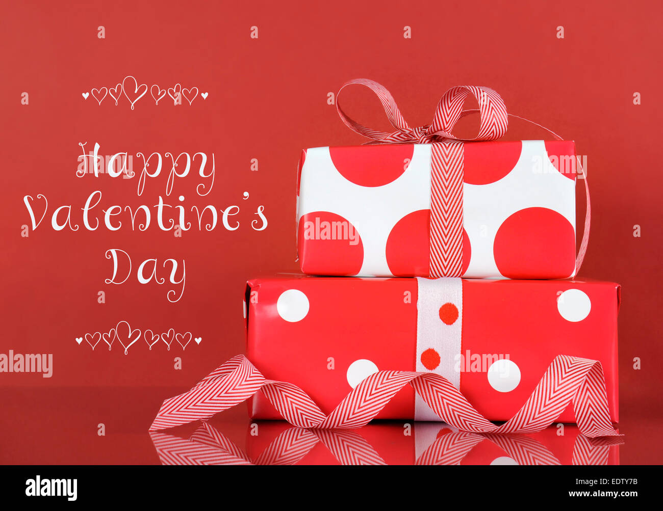 Happy Valentinstag Stack von roten und weißen Geschenke auf rotem Grund mit Probe SMS Gruß. Stockfoto
