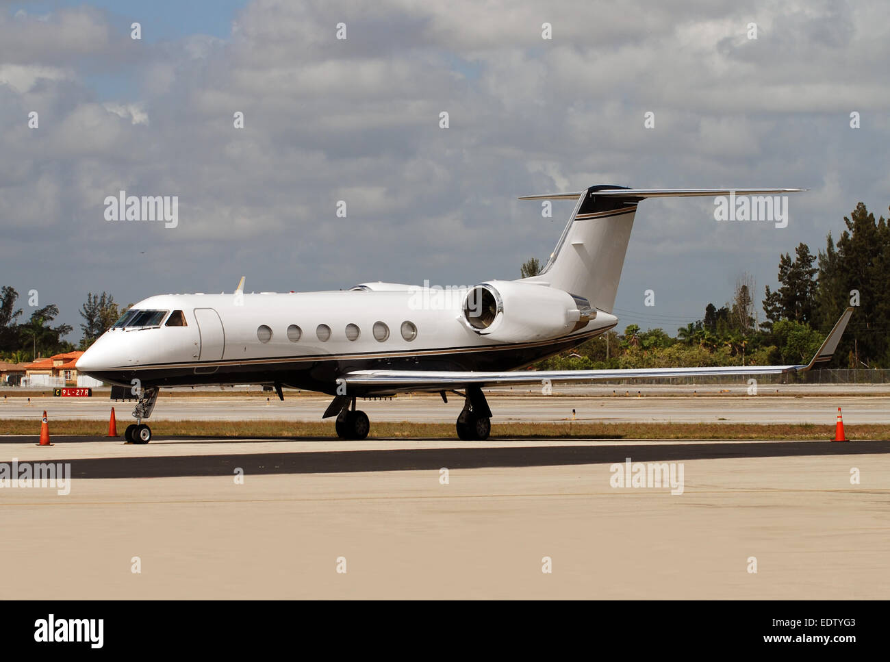 Moderne Business-Jet auf dem Boden abgestellt Stockfoto
