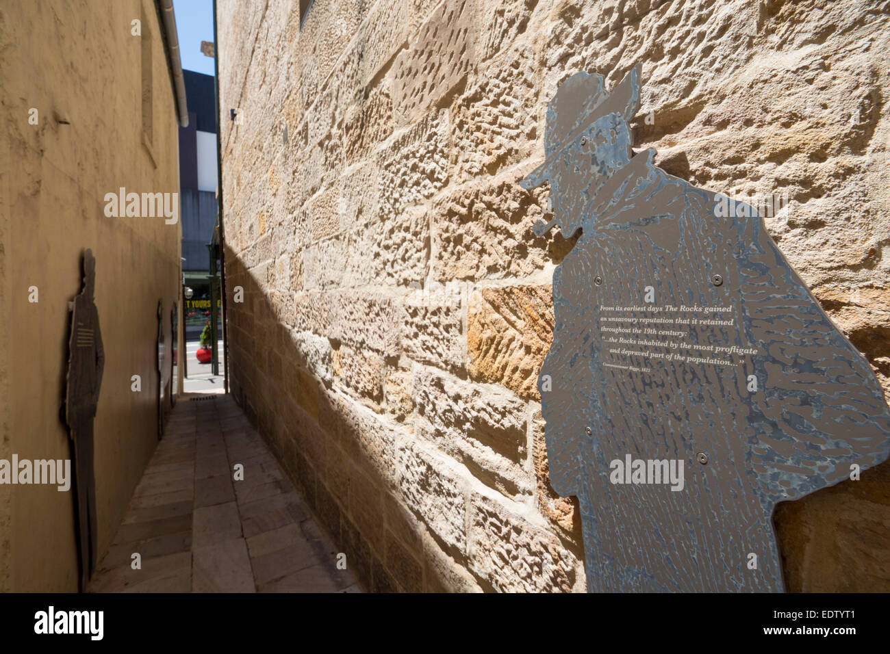 Suez-Kanal-Gasse im Stadtteil Felsen mit Metall Figuren an Wänden vertritt Figuren aus vergangenen Sydney NSW, Australien Stockfoto