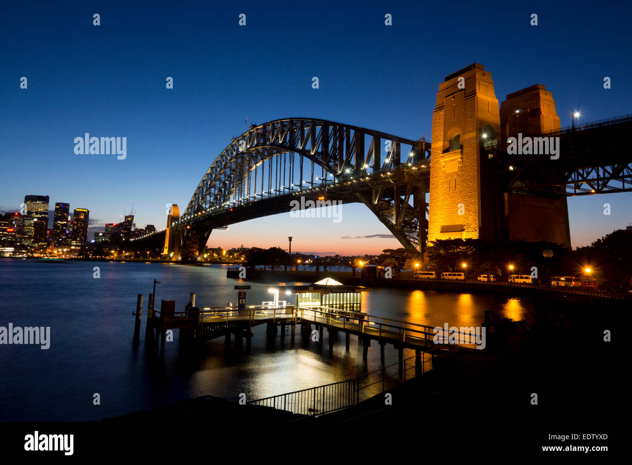 Sydney Harbour Bridge bei Nacht Dämmerung von Kirribilli mit Ferry Wharf Steg im Vordergrund Sydney New South Wales NSW Australia Stockfoto