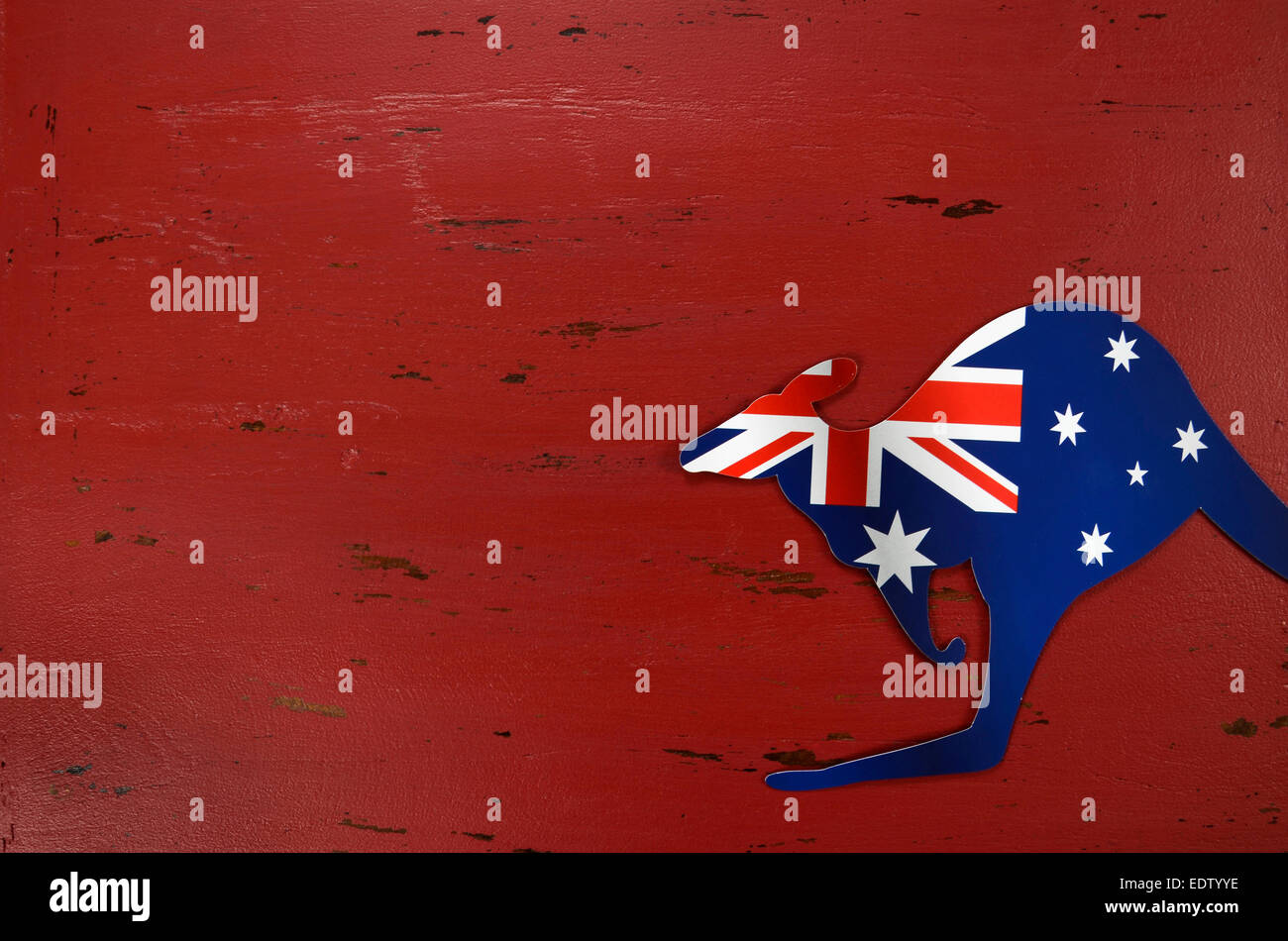 Australia Day Hintergrund mit Känguru Form australische Flagge auf rotem rustikale recyceltem Holz Hintergrund. Stockfoto
