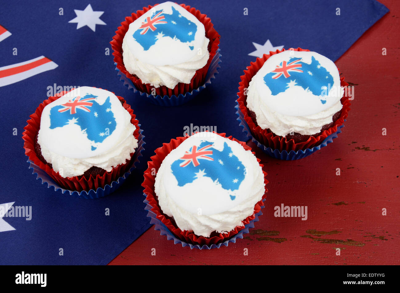 Glücklich Australia Day Januar 26 party Essen mit red Velvet Cupcakes und Australian Karten Reispapier Topper Stockfoto