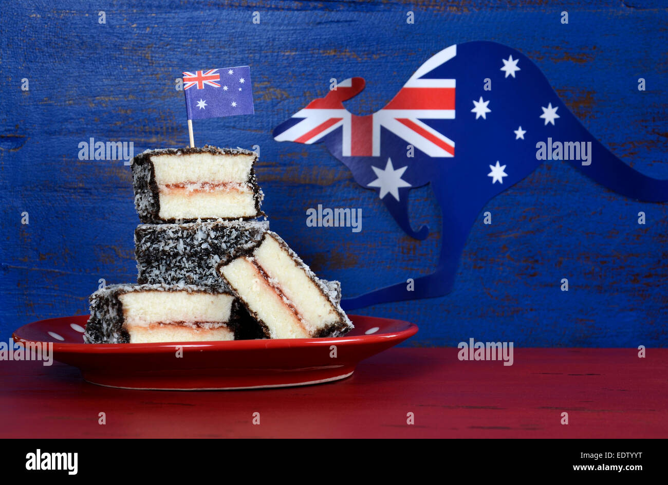 Glücklich Australia Day Januar 26 party Essen mit legendären australischen Lamington Kuchen Stockfoto