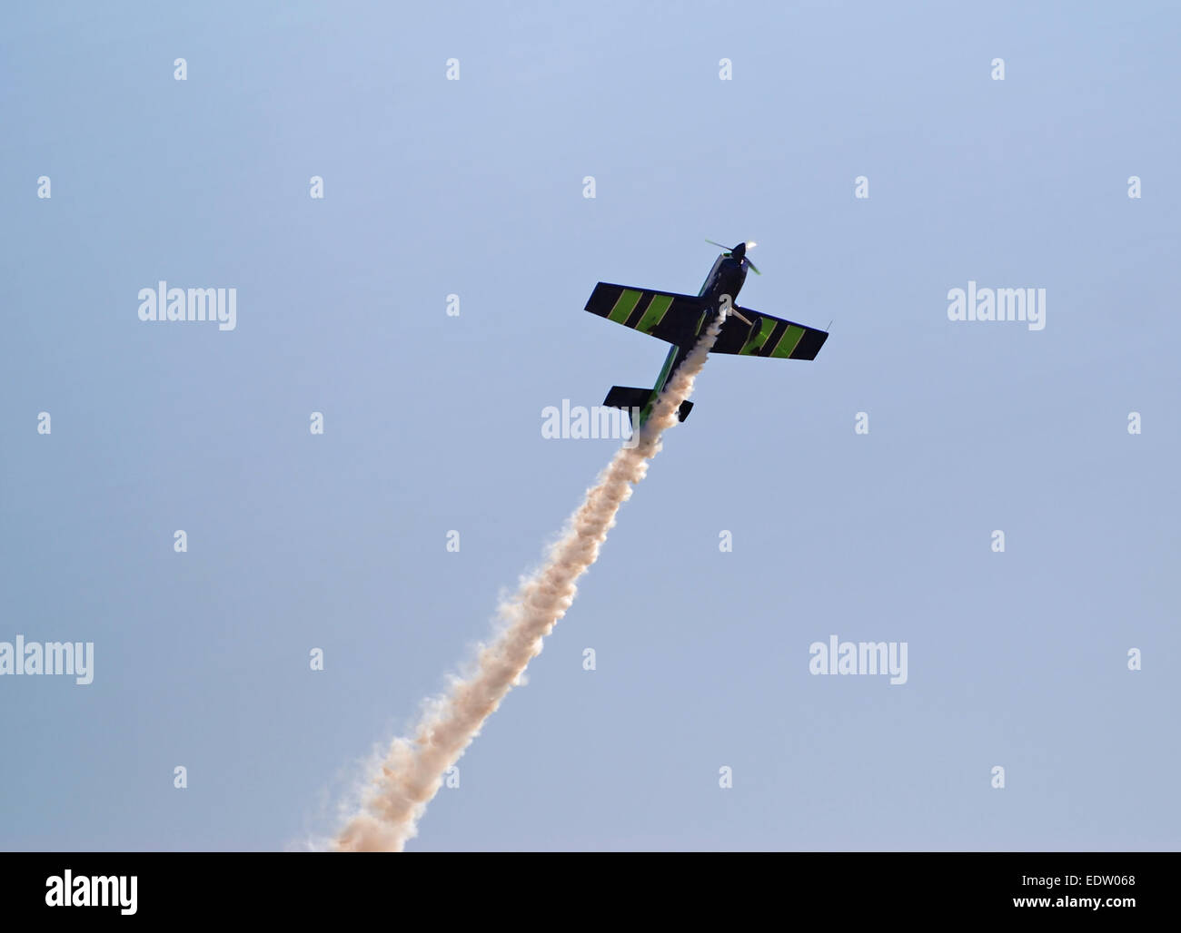 Kunstflug Flugzeug in der Praxis fliegen Stockfoto