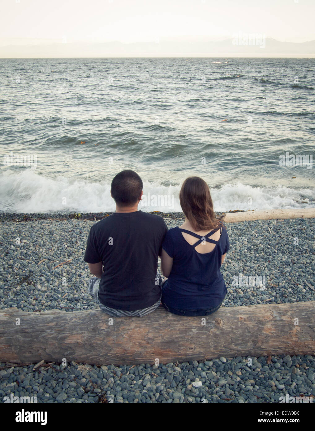 Ein junges Paar mit Blick auf das Meer.  Victoria, British Columbia, Kanada. Stockfoto