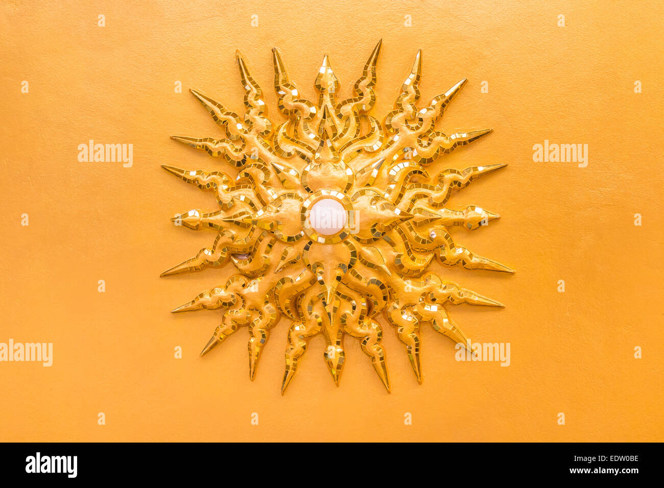 Glühbirne war Sonne Form an Decke am Wat Rong Khun, Chiangrai, Thailand eingerichtet. Stockfoto