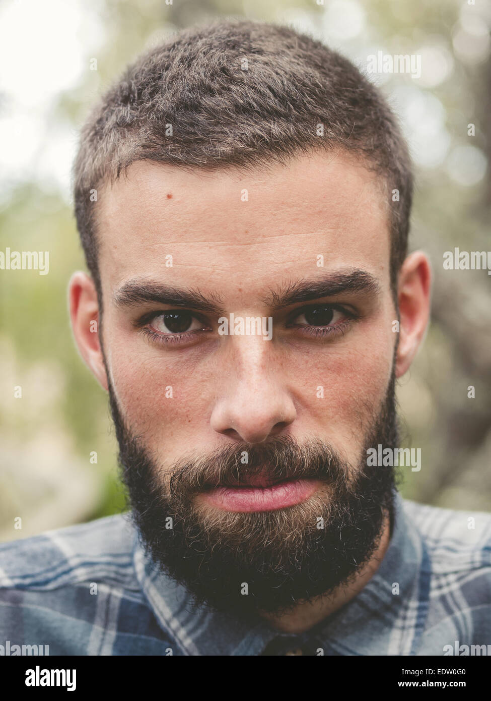 Hipster Mann Porträt im Freien. Mann sucht in die Kamera. Stockfoto