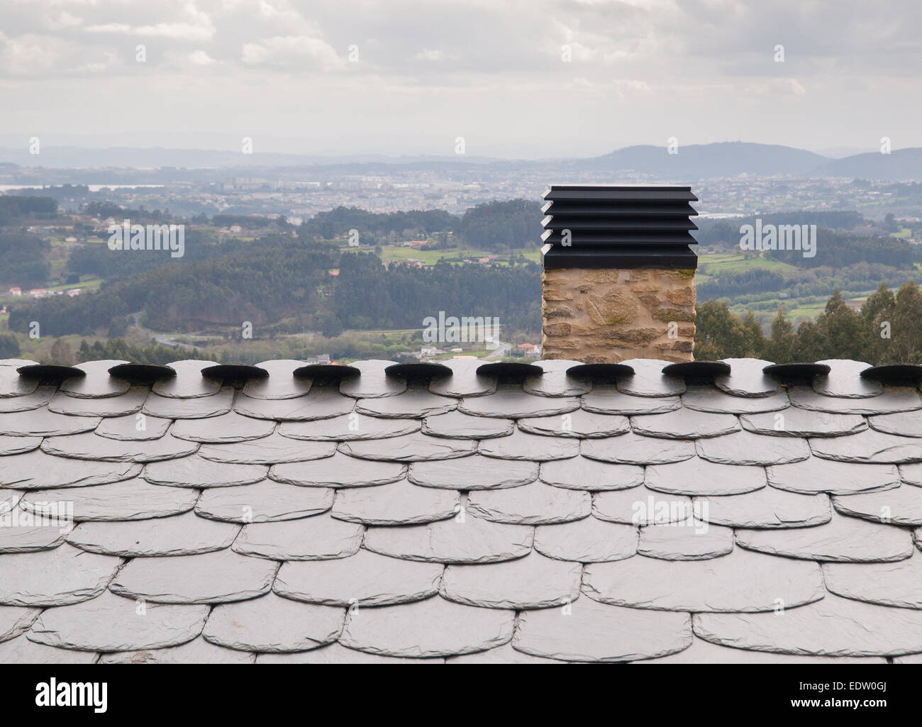 Dach-Detail mit Landschaft im freien Stockfoto