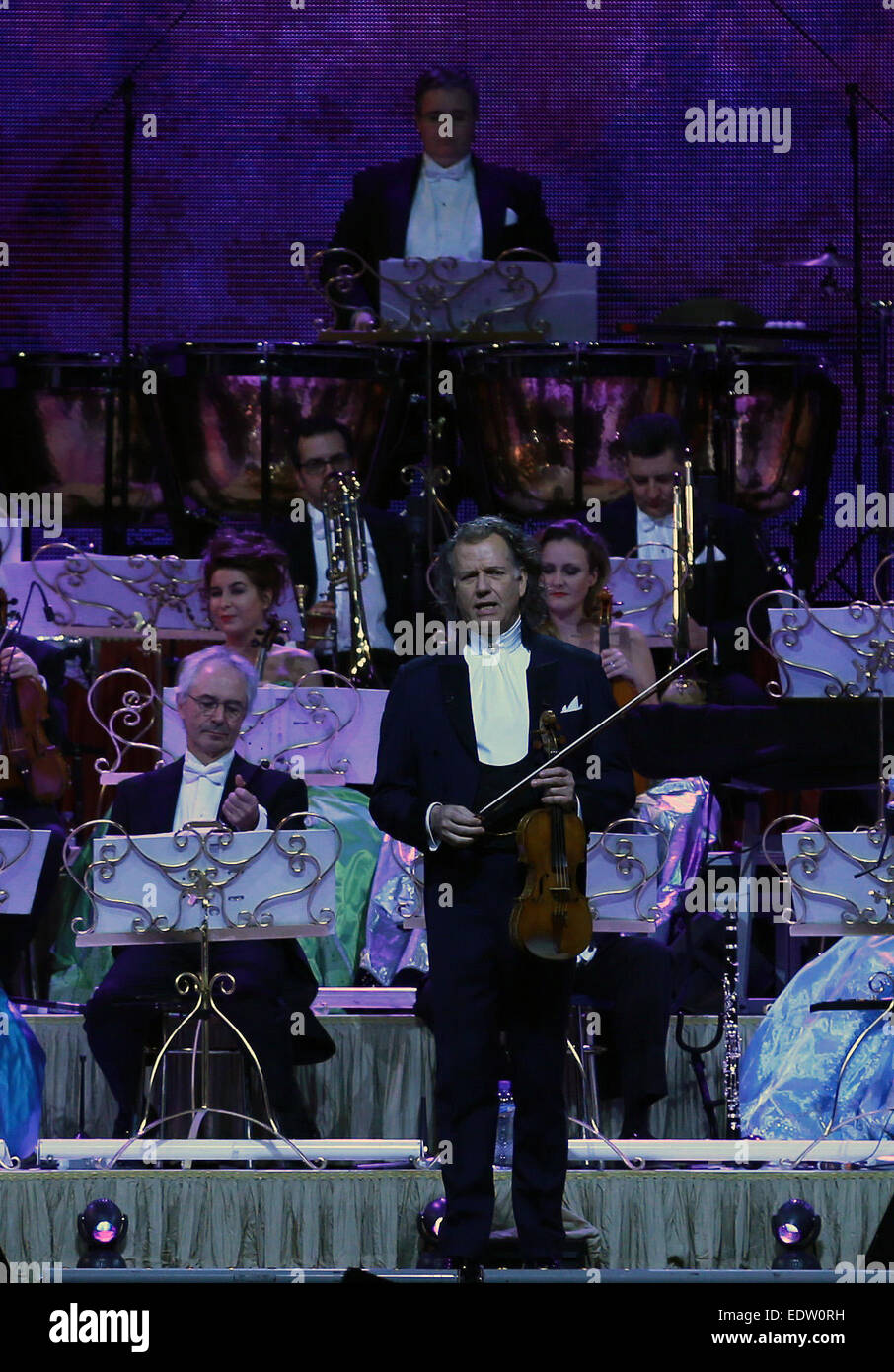 Frankfurt. 9. Januar 2015. Niederländischer Violinist und Dirigent Andre Rieu führt in der Festhalle in Frankfurt am Main am 9. Januar 2015. Andre Rieu ist bekannt für die Erstellung der Walzer spielen Johann Strauss Orchester. © Luo Huanhuan/Xinhua/Alamy Live-Nachrichten Stockfoto