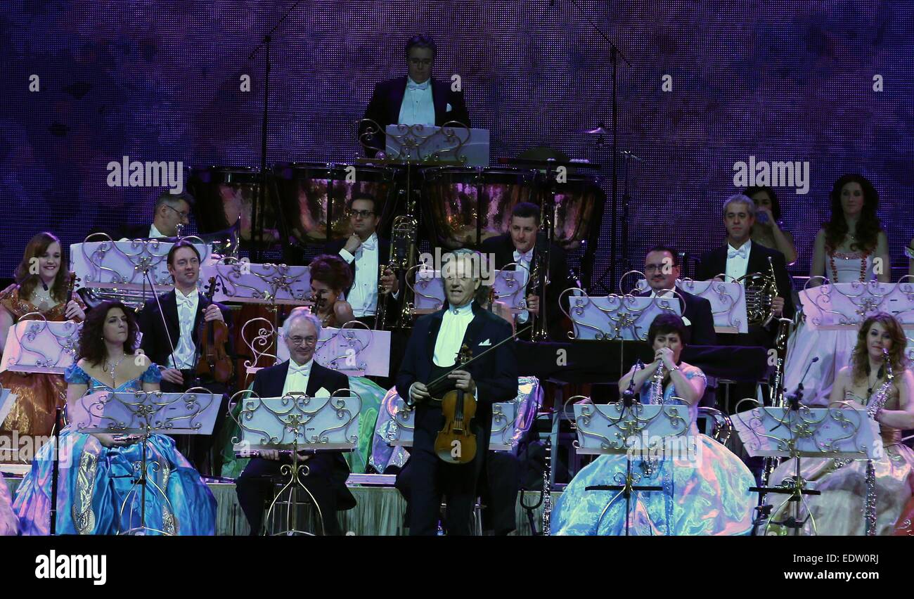 Frankfurt. 9. Januar 2015. Niederländischer Violinist und Dirigent Andre Rieu (C) führt in der Festhalle in Frankfurt am Main am 9. Januar 2015. Andre Rieu ist bekannt für die Erstellung der Walzer spielen Johann Strauss Orchester. © Luo Huanhuan/Xinhua/Alamy Live-Nachrichten Stockfoto