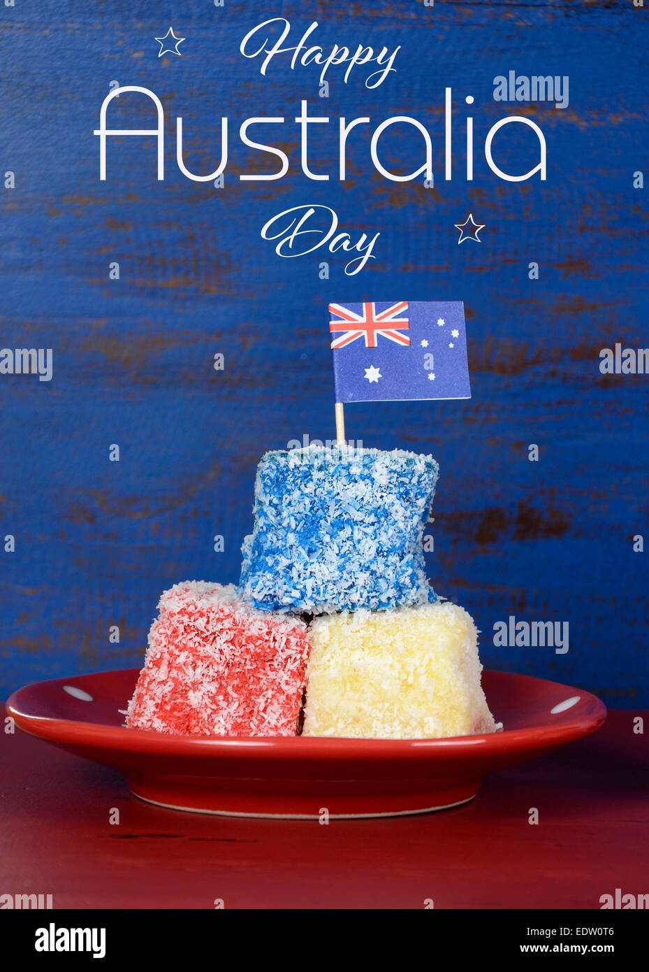 Glücklich Australia Day rot, weißen und blauen Lamingtons auf rot und blau dunkle recycelt Holz Hintergrund. Stockfoto