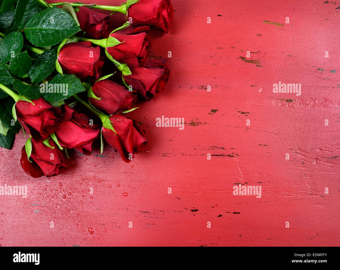 Happy Valentinstag Hintergrund mit roten Rosen auf distressed Vintage recycelten Holztisch. Stockfoto
