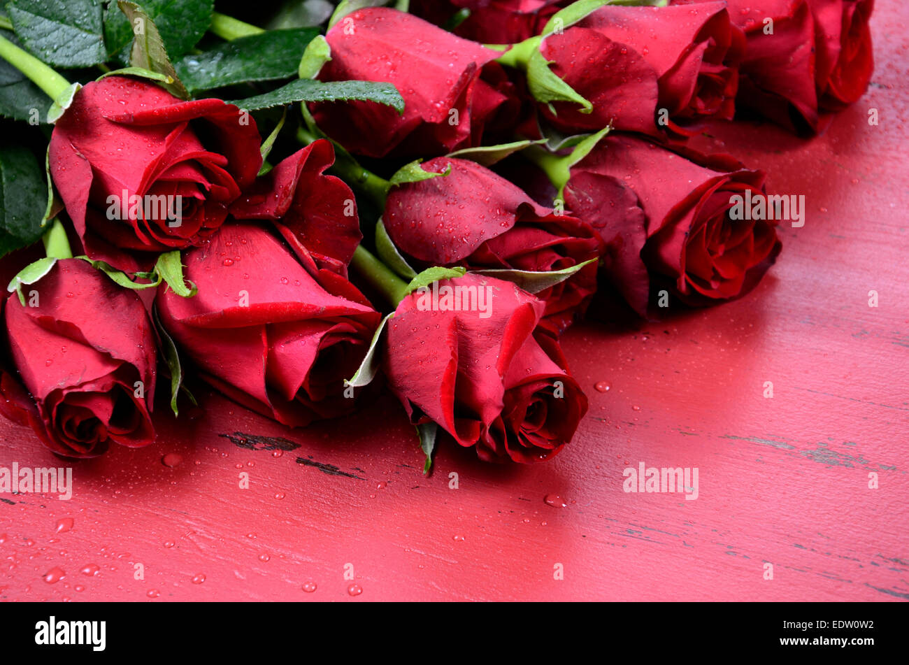 Happy Valentinstag Hintergrund mit roten Rosen hautnah auf distressed Vintage recycelten Holztisch. Stockfoto