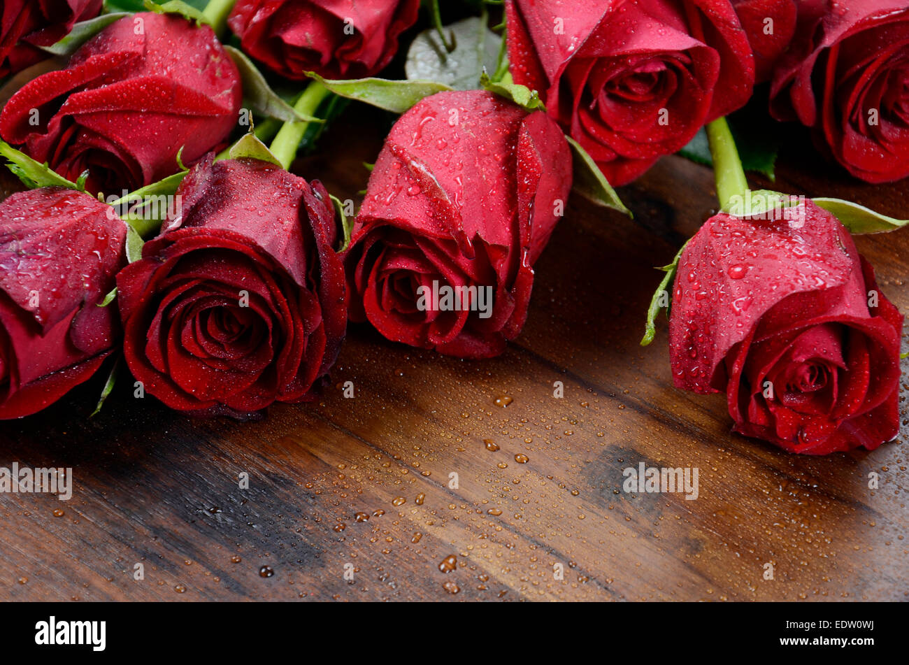Happy Valentinstag rote Rosen auf dunkle recycelt Holz Hintergrund - Closeup. Stockfoto