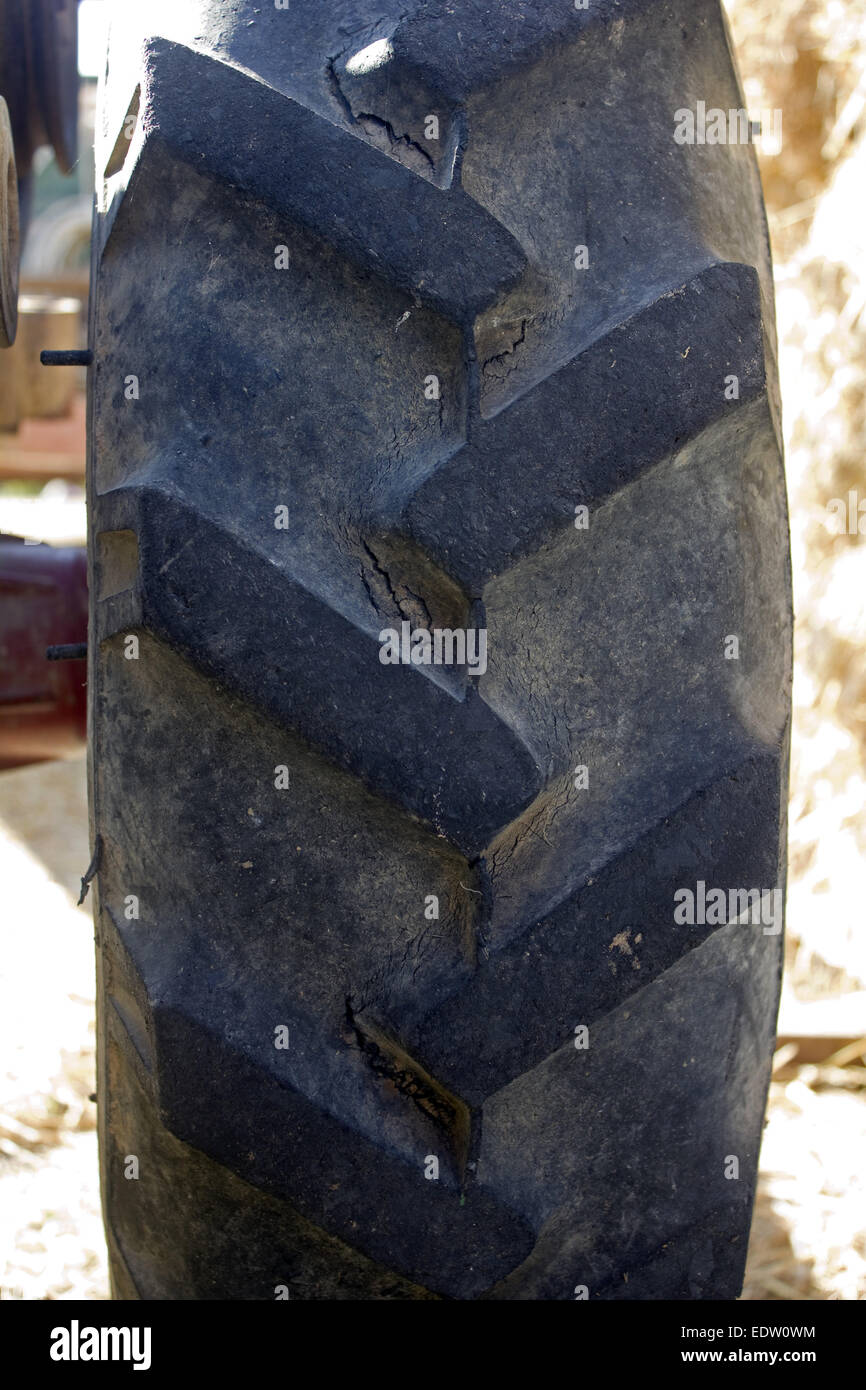 Closeup Textur des schmutzigen Traktorreifen Stockfoto