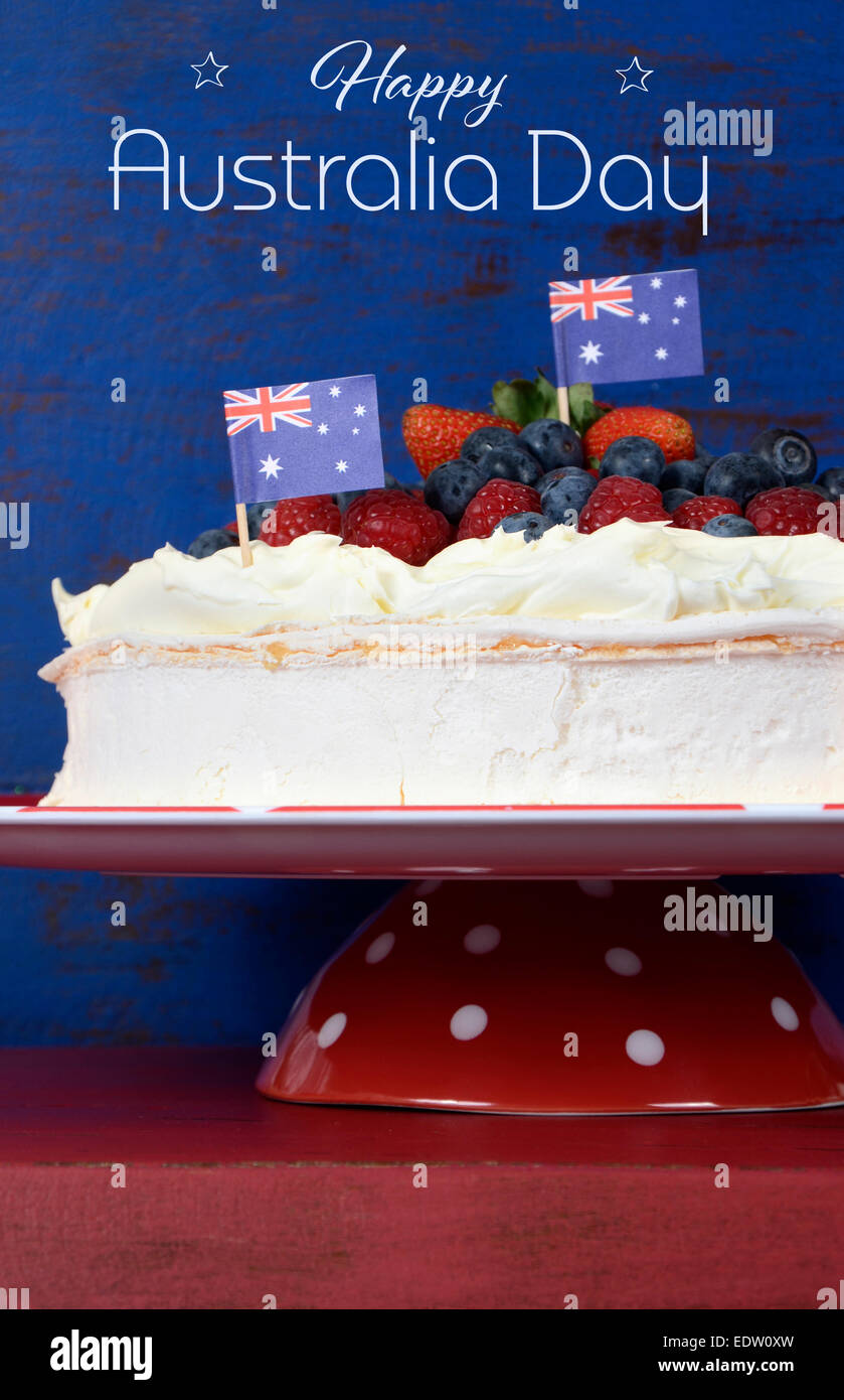 Australische traditionelle Süßspeise, Pavlova, mit Sahne und Erdbeeren, Heidelbeeren und Himbeeren Stockfoto